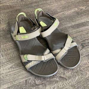 🥰 2/$25 Teva tradewinds sandals